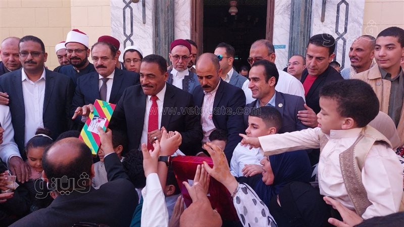 محافظ مطروح يوزع