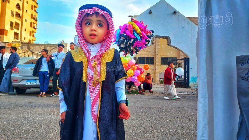 طفل يخطف أنظار المصلين،