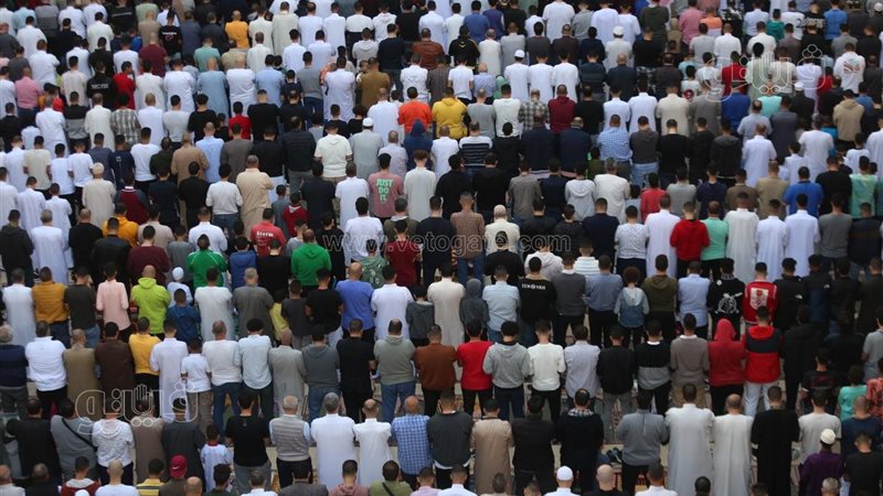 ٣٧٢مسجد وساحة لإقامة