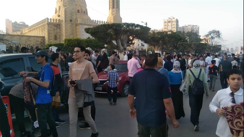 توافد المواطنين علي