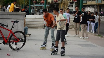 الباتيناج نجم احتفالات الشباب في أول أيام العيد بكورنيش النيل (فيديو وصور)