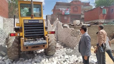 إزالة عدد من مخالفات البناء فى حملة بالعبور 