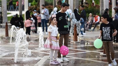 اللعب مع النافورة أبرز احتفالات المواطنين بأول أيام العيد في حديقة الأزهر (صور)