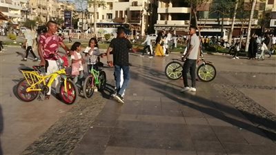 الدراجات والتقاط الصور التذكارية أبرز مظاهر احتفال أطفال الأقصر بالعيد