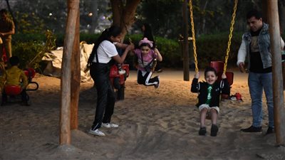 الملاهي وسيلة الآباء لرسم البهجة على وجوه الأبناء في أول أيام العيد (صور)