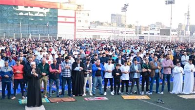 مرتضى منصور يهنئ أعضاء الزمالك بعيد الفطر بعد أداء الصلاة بمقر النادي (صور) 