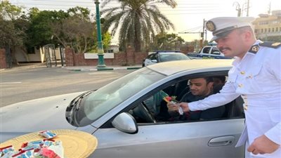 رجال الشرطة يوزعون هدايا على المواطنين احتفالا بعيد الفطر (صور)