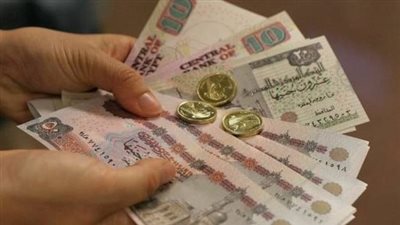 مهندس يلقي عيديات بآلاف الجنيهات على المارة.. والنشطاء: طريقة مهينة (فيديو) 