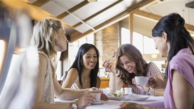 قضاء العيد مع الصديقات يجدد الطاقة الايجابية