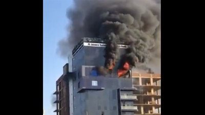 لحظة اشتعال حريق ضخم في بنك الجزيرة الأردني بالخرطوم (فيديو)