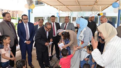 محافظ الإسماعيلية يحتفل بالعيد مع أبناء دار الرحمة لرعاية الفتيات (صور) 