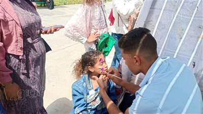 تلوين الوجوه وشد الحبل.. مشاهد احتفالات الأطفال بالعيد في الحديقة الدولية (صور)