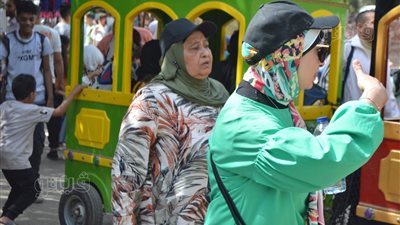 مظاهر احتفال المصريين بثاني أيام العيد: إقبال على حدائق الحيوان والمتنزهات.. تلوين وجوه الأطفال.. تأجير الخيول في الأقصر 
