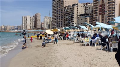  توافد المحتفلين بعيد الفطر على شواطئ العجمي (فيديو)