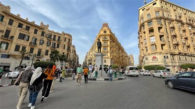 توافد المواطنين على ميدان التحرير وشوارع وسط البلد للاحتفال بثاني أيام العيد (صور)