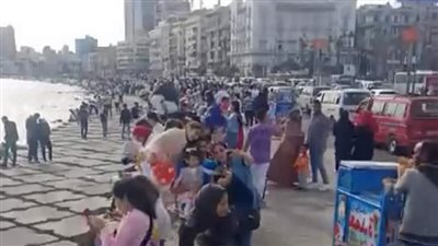 إقبال كبير على كورنيش البحر بالإسكندرية في ثاني أيام عيد الفطر المبارك 