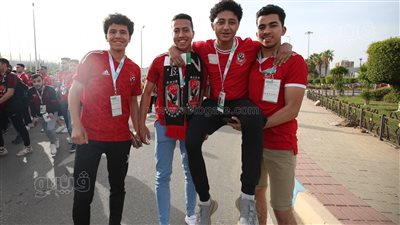 مشجع يحضر مباراة الأهلي والرجاء رغم إصابته بالرباط الصليبى (صور)