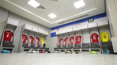 شاهد غرفة ملابس الأهلي قبل مواجهة الرجاء المغربي (صور)