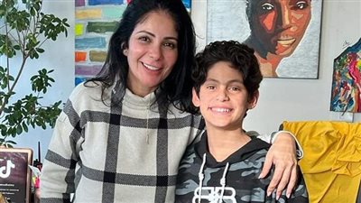 منى زكي وعمر شريف يرقصان على أغنية 