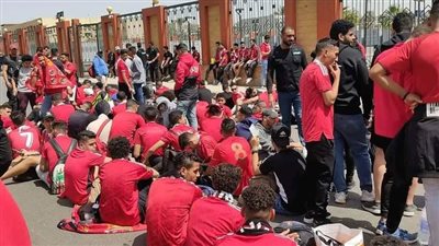 هتافات جماهير الأهلي في شوارع أبوظبي قبل لقاء السوبر المصري (فيديو)