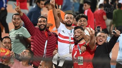 مشجع زملكاوي يدعم الأهلي رفقة أصدقائه في مباراة الرجاء (صور)