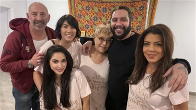ناهد السباعي تشارك جمهورها صورة مع عائلتها ببيجامة العيد