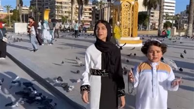 فرقة الأنامل الصغيرة ببورسعيد تبدع في تكبيرات العيد وسط الحمام (فيديو)