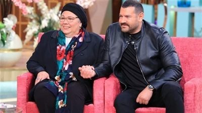 عمرو يوسف ووالدته ضيفا 