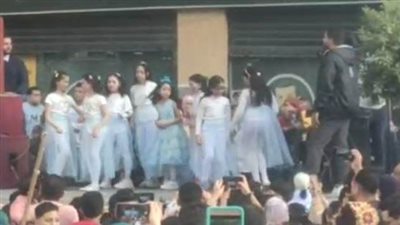 شاب بالخانكة يحول رصيف محل إلى مسرح احتفالا بعيد الفطر