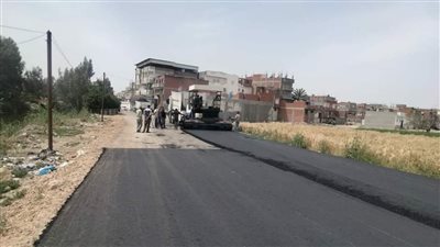 استكمال رصف الطريق الدائرى بحوش عيسى في البحيرة (صور)