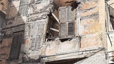 إصابة شخص وتحطم سيارتين في انهيار أجزاء من عقار بالإسكندرية (صور)