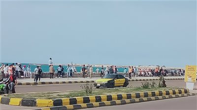 كورنيش البحر يزدحم بالمواطنين فى ثالث أيام عيد الفطر بالإسكندرية 