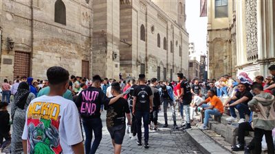 إقبال كبير على شارع المعز في ثالث أيام العيد (فيديو وصور)