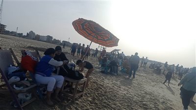 إقبال الأهالي على شاطئ جمصة في ثالث أيام عيد الفطر(فيديو وصور)