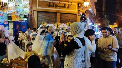 عروسان يحتفلان بالعيد في شارع المعز (صور)
