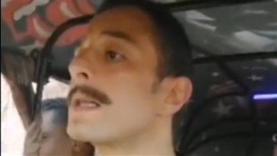 أحمد الفيشاوي يقود توكتوك ترويجًا لفيلمه الجديد