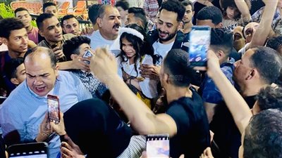 جمهور عصام السقا يستقبله في المنيا: بنحبك يا نعيم (صور)