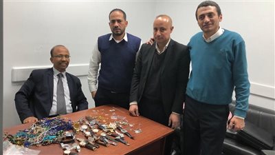 جمارك مطار القاهرة تحبط تهريب ساعات مرصعة بالماس ومشغولات ذهبية وسبح بحوزة راكب 