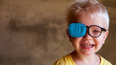 نصائح طبية لعدم تكرار إصابات عيون الأطفال في الأعياد (فيديو) 