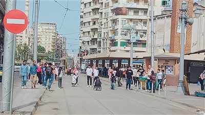 أهالي الإسكندرية يحتشدون في الميادين للاحتفال بثالث أيام عيد الفطر 