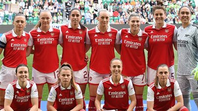 اشتعال النيران في طائرة سيدات أرسنال الإنجليزي