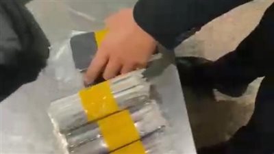 ضبط موظف بإحدى شركات الطيران حاول تهريب 51 هاتفا محمولا بمطار القاهرة