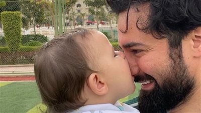 أحمد حاتم ينشر صورة برفقة ابنه