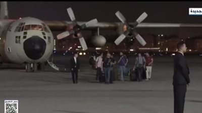 وصول الطائرة الثانية التي تقل المصريين القادمين من السودان إلى مطار شرق القاهرة