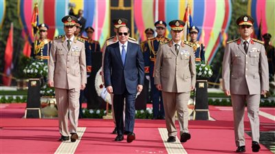 7 صور ترصد زيارة السيسي للنصب التذكاري لشهداء القوات المسلحة وقبر السادات