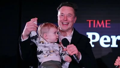 صورة طفل صغير في تغريدة لإيلون ماسك تثير الحيرة