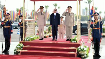 السيسي يضع إكليلا من الزهور على النصب التذكاري لشهداء القوات المسلحة وقبر السادات.. ويؤكد أن سيناء عنوان لتاريخ طويل من كفاح الشعب المصري العظيم
