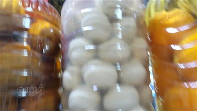 بينها البيض والبسلة، أغرب أنواع المخللات عند أم آلاء في شبين الكوم بالمنوفية (فيديو)