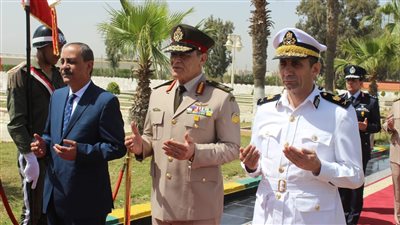 شريف بشارة يضع إكليلًا من الزهور على النصب التذكاري للشهداء بالإسماعيلية 