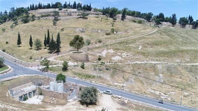 إسرائيل تبني جسرا معلقا بالقدس وتواصل انتهاكاتها ضد الفلسطينيين